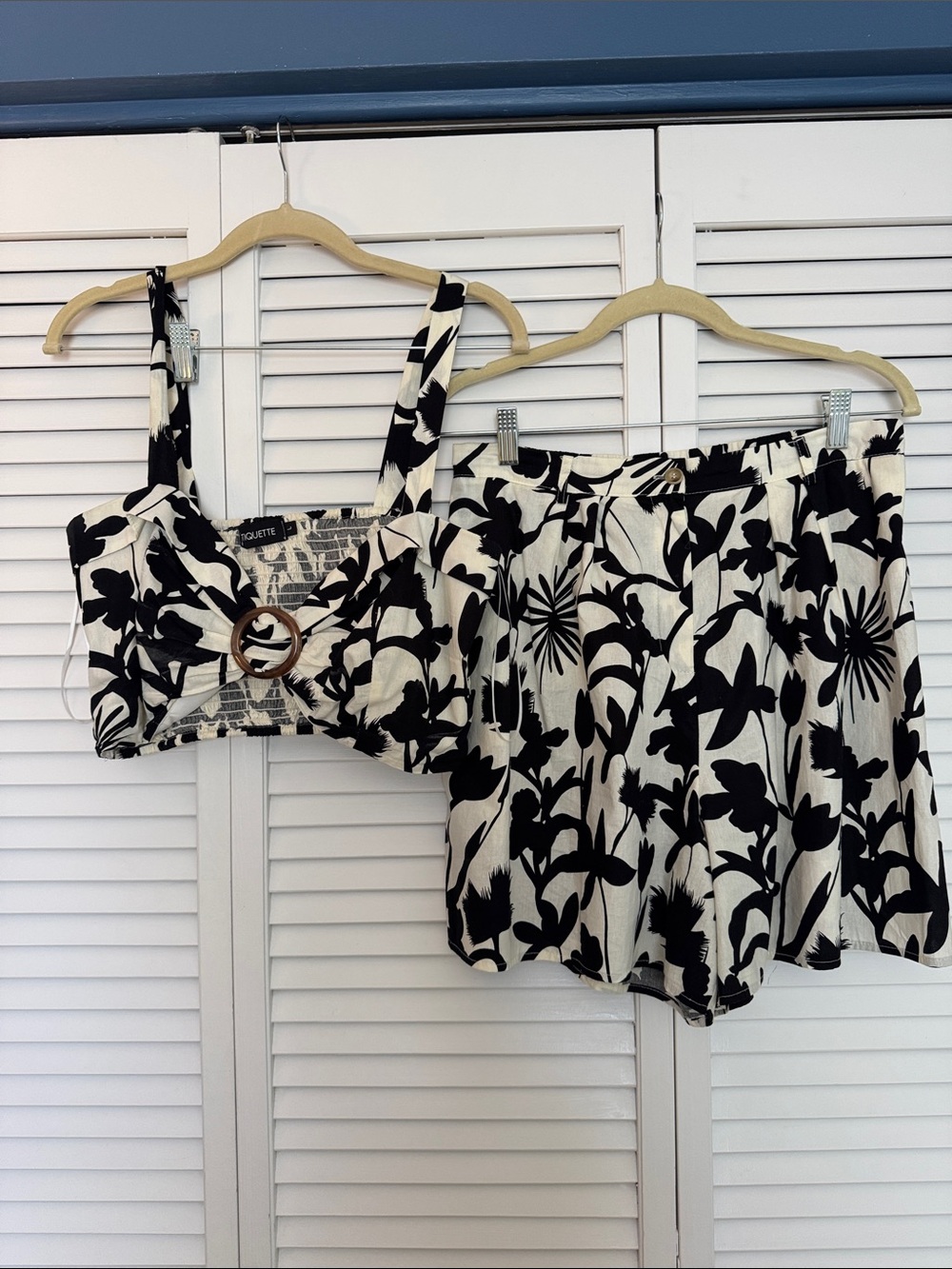 Etiquette Clothiers Black & White Floral Tie-Front Crop Top with Wood Ring